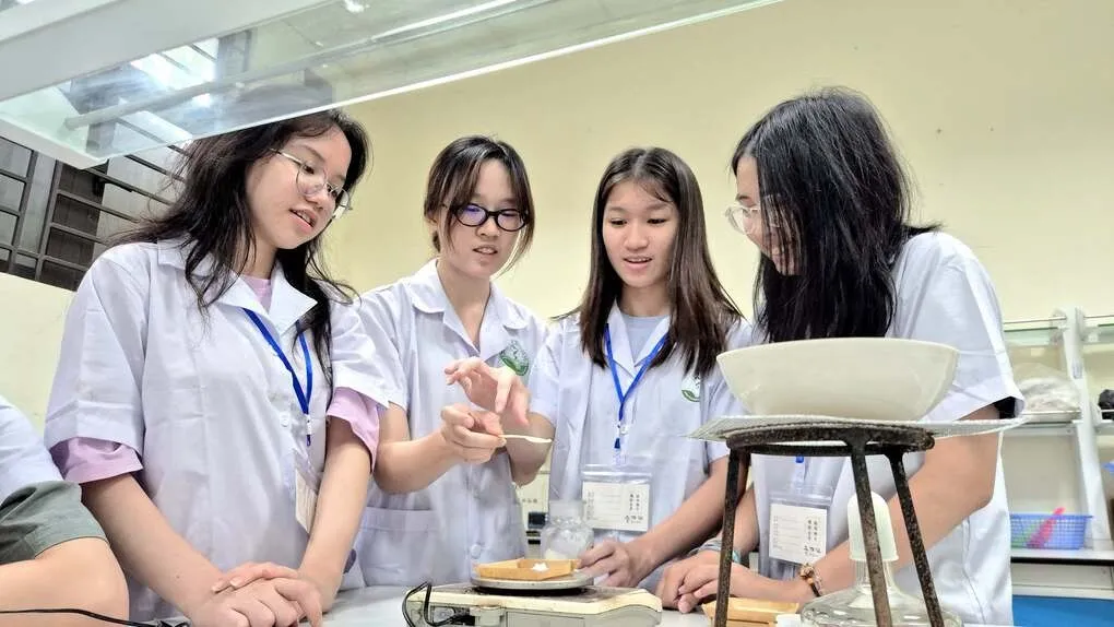 Học sinh trong chương trình Dược sĩ nhí chuyên sâu do trường Đại học Dược Hà Nội tổ chức hồi tháng 7. Ảnh: Fanpage trường