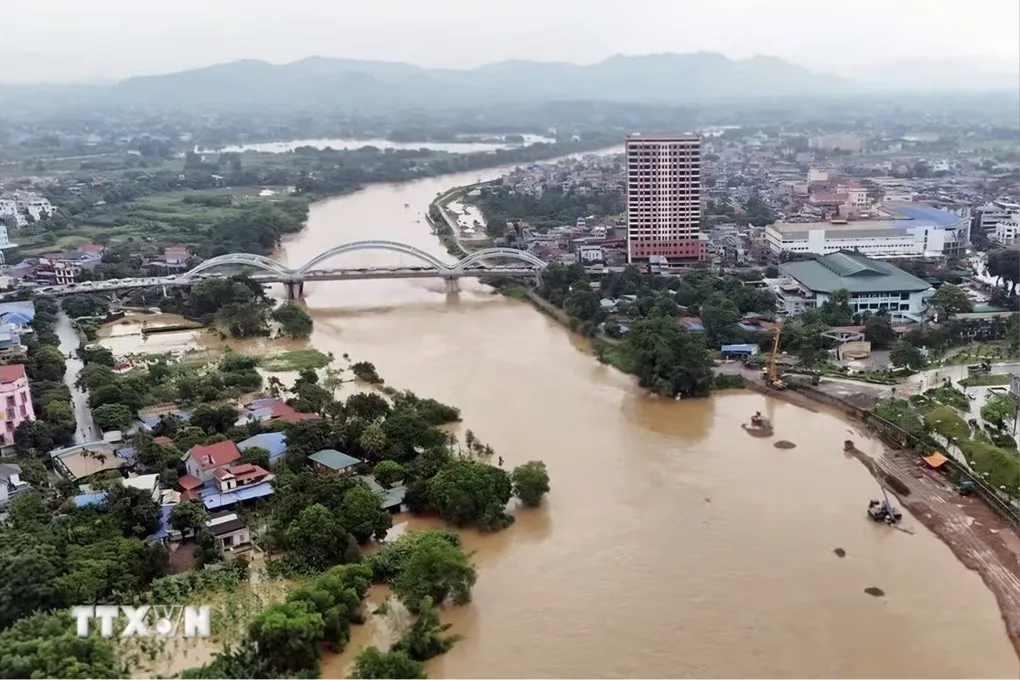 Bắc Ninh ngập sâu, người dân Thái Nguyên trắng đêm chống lũ - 2