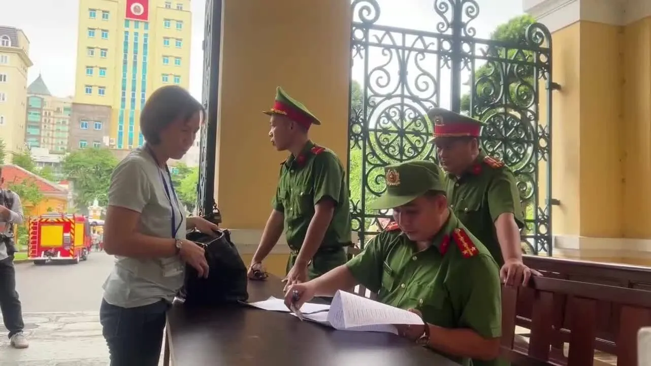 Ca sĩ Chi Dân, 'Cô tiên từ thiện' xin điều chỉnh thông tin trong đại án ma túy VN10