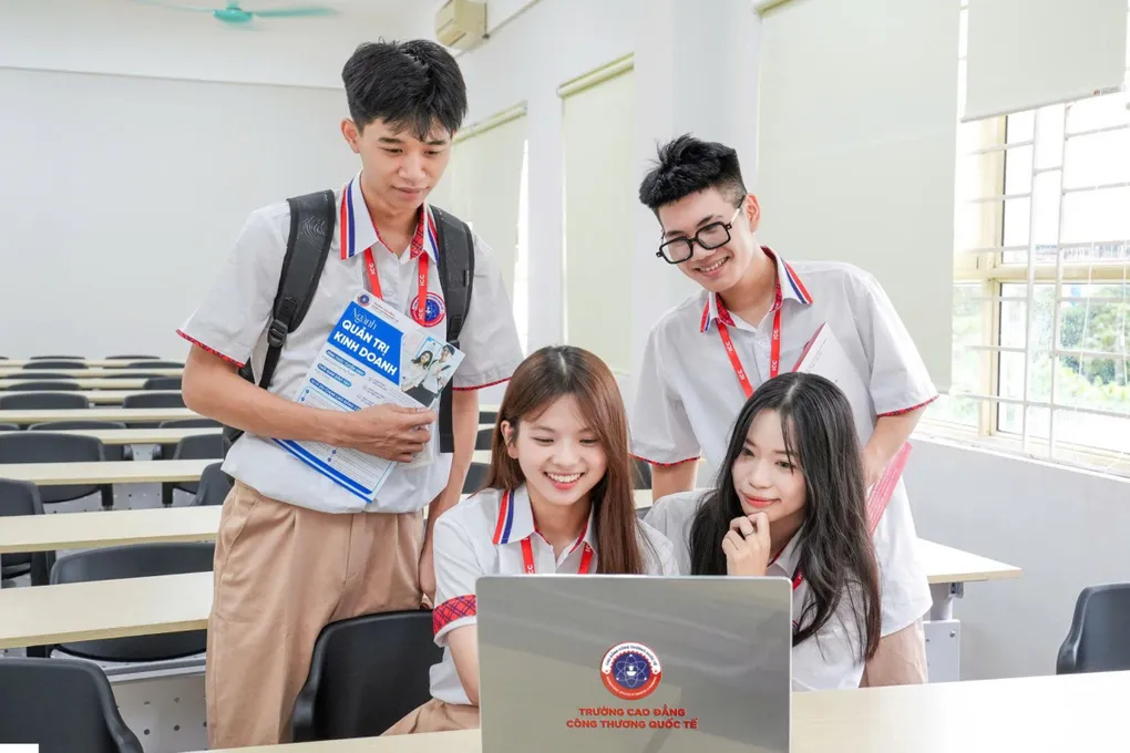 Sinh viên Quản trị kinh doanh Cao đẳng ICC thảo luận sau giờ học. Ảnh: ICC