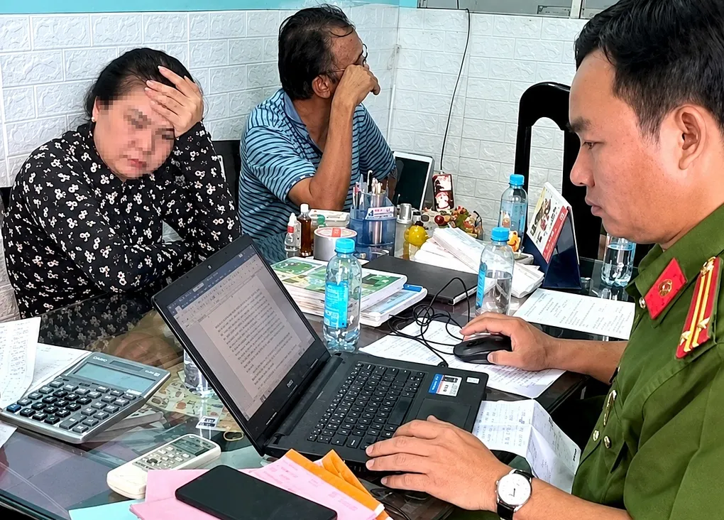 Hai chủ cửa hàng (trái) bị phát hiện đóng gói gạo không rõ nguồn gốc thành gạo ST25. Ảnh: Dương Đông