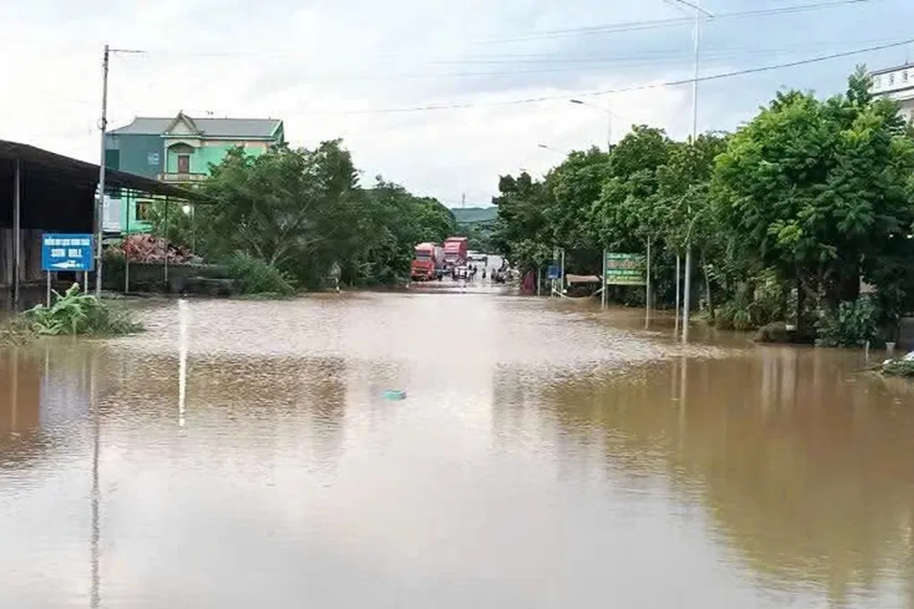 Bắc Ninh ngập sâu, người dân Thái Nguyên trắng đêm chống lũ - 1