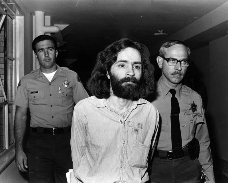 Charles Manson bị áp giải ra tòa. Ảnh: Los Angeles Public Library
