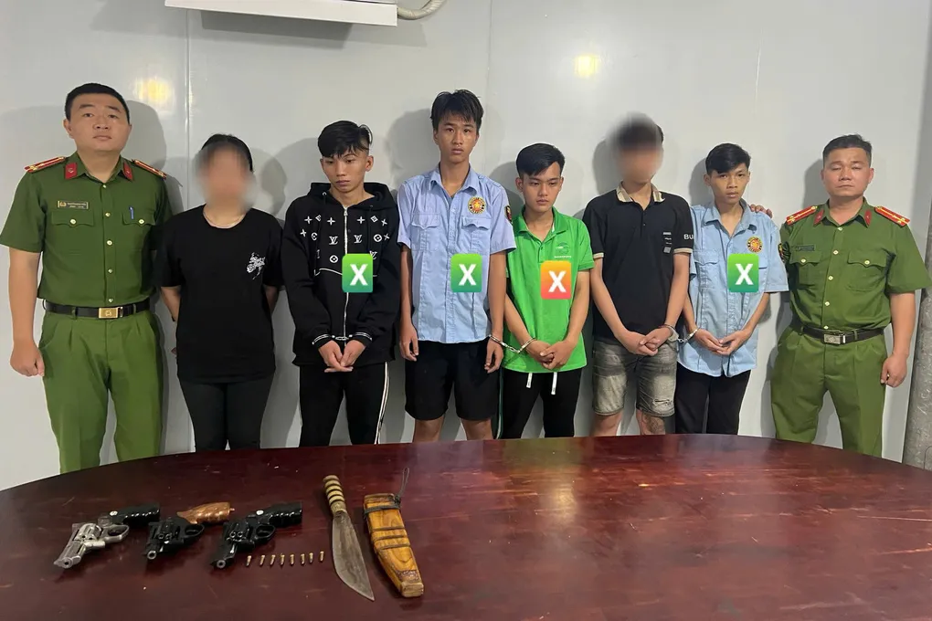 Bốn người bị bắt khẩn cấp để điều tra vụ mang súng, dao hỗn chiến sau mâu thuẫn trên mạng. Ảnh: Công an cung cấp.