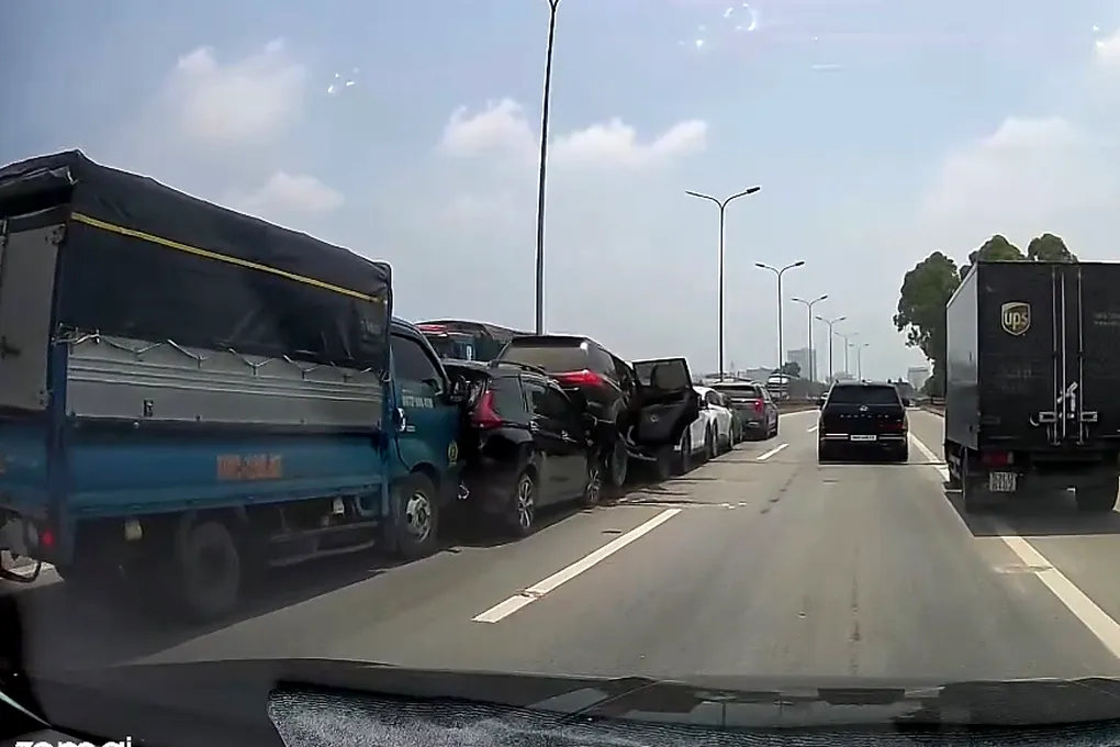 7 ô tô va chạm liên hoàn trên quốc lộ 18 qua Bắc Ninh - 1