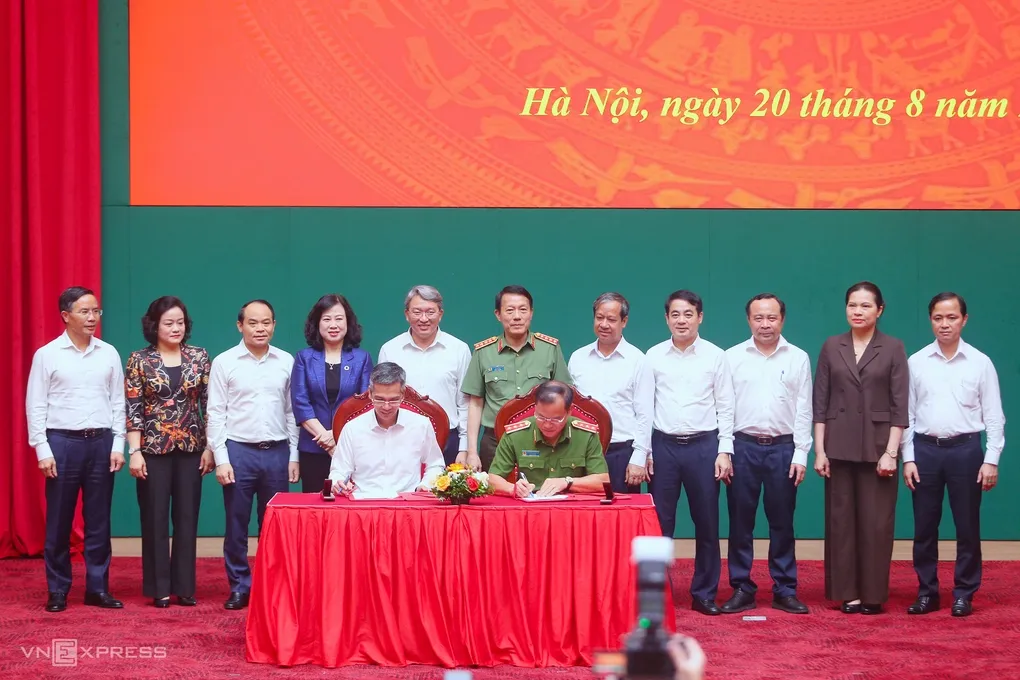 Phó chánh Văn phòng Trung ương Đảng Võ Thành Hưng và Thứ trưởng Công an Nguyễn Văn Long ký biên bản bàn giao nhiệm vụ. Ảnh: Phạm Dự