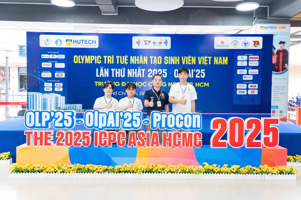 Lê Quang Vinh (thứ hai từ trái qua) tham gia cuộc thi Olympic Trí tuệ nhân tạo sinh viên Việt Nam 2025 và giành giải Nhì Chung kết toàn quốc. Ảnh: Nhân vật cung cấp