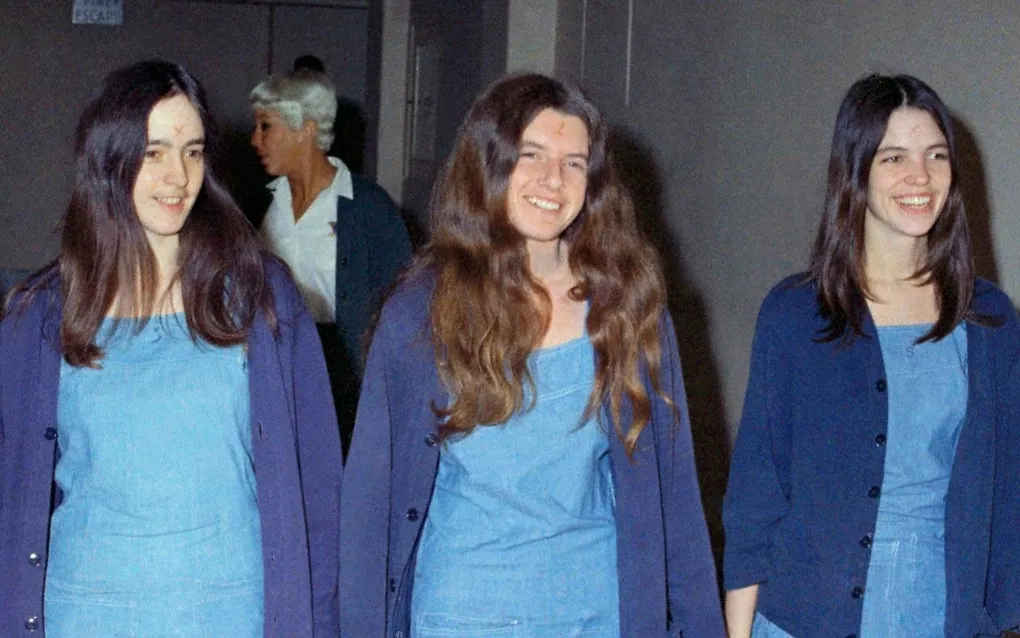Từ trái qua: Các thành viên Susan Atkins, Patricia Krenwinkel và Leslie Van Houten của Gia đình Manson ra tòa tháng 8/1970. Ảnh: Telegraph