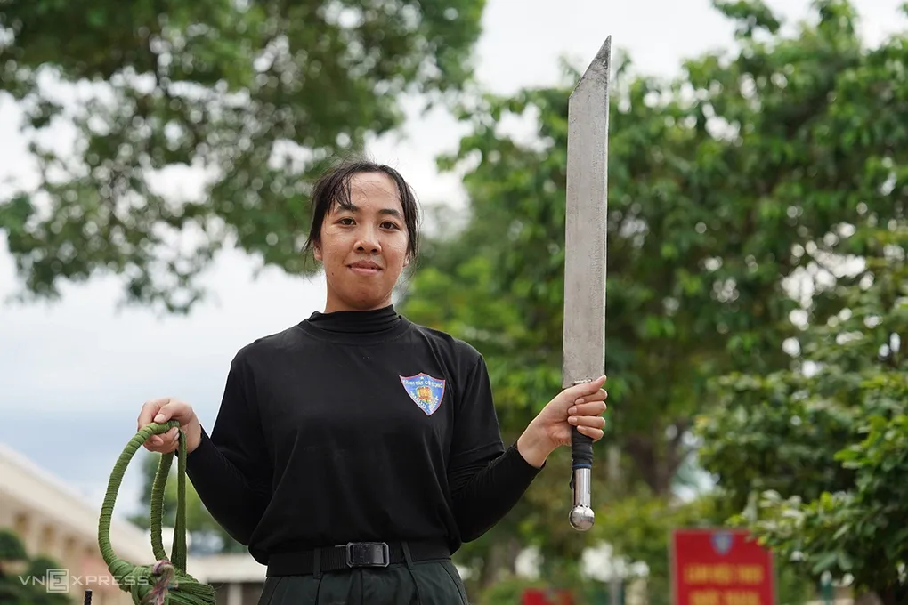 Linh Na với thanh đao đã gắn bó với mình hơn 1 tháng trong màn khổ luyện kéo xe. Ảnh: Nguyễn Đông