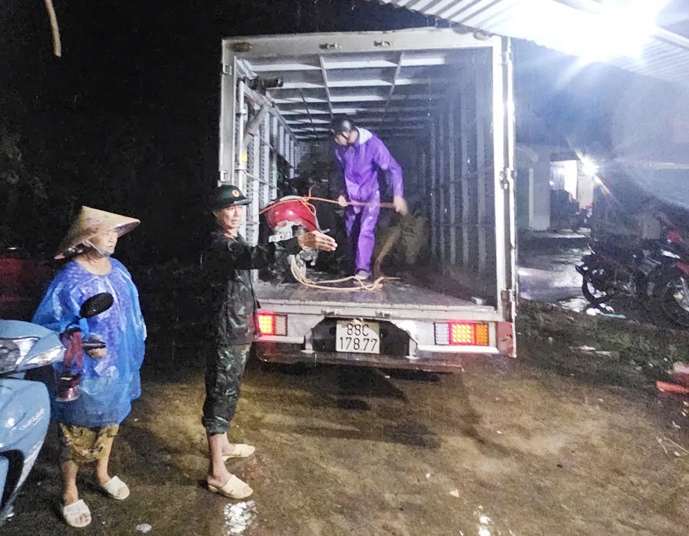 Bão số 4 gây mưa lớn ở Lạng Sơn, Bắc Ninh: Công an, quân đội lội nước giúp dân chạy lũ - Ảnh 8.