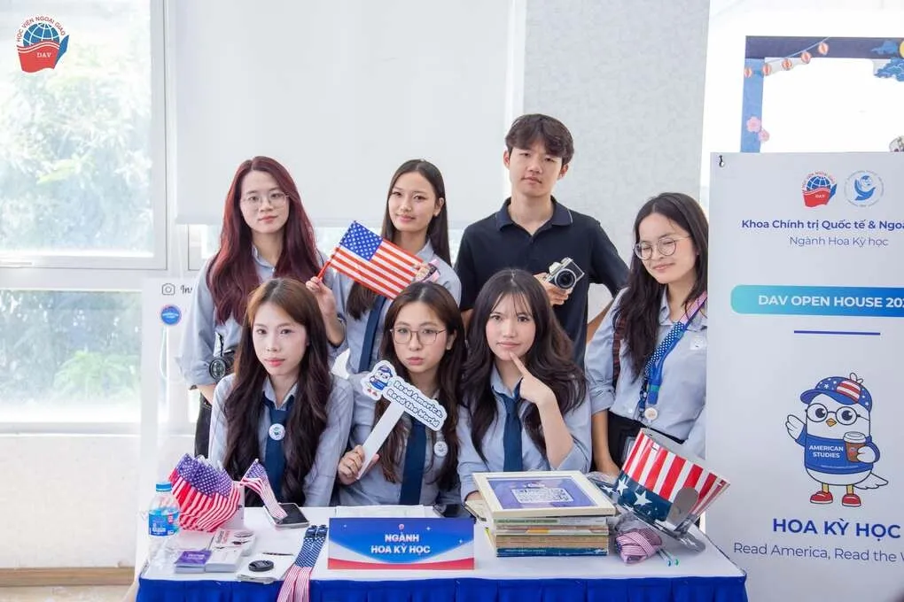 Học sinh trong Ngày hội Tư vấn Tuyển sinh Học viện Ngoại giao hồi tháng 4. Ảnh: Fanpage Tư vấn Tuyển sinh Học viện Ngoại giao