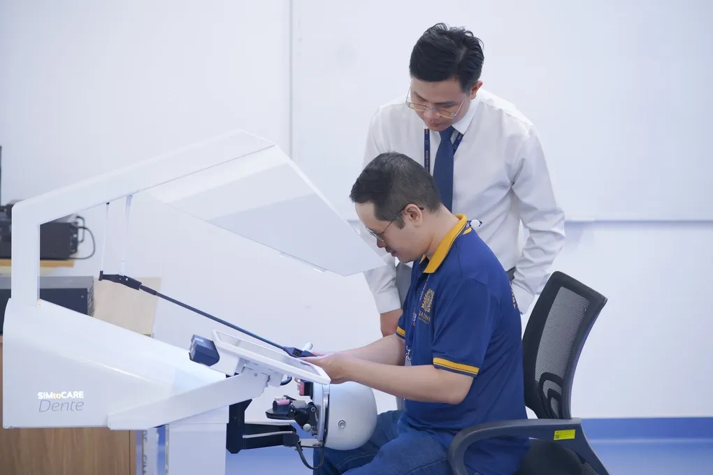 GDU ứng dụng công nghệ mô phỏng SIMtoCARE vào đào tạo nha khoa. Ảnh: GDU
