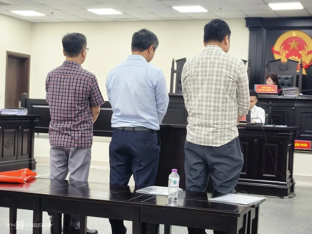 Ông Long (giữa) và hai cán bộ trường Cao đẳng Du lịch Hà Nội tại trường. Ảnh: Danh Lam