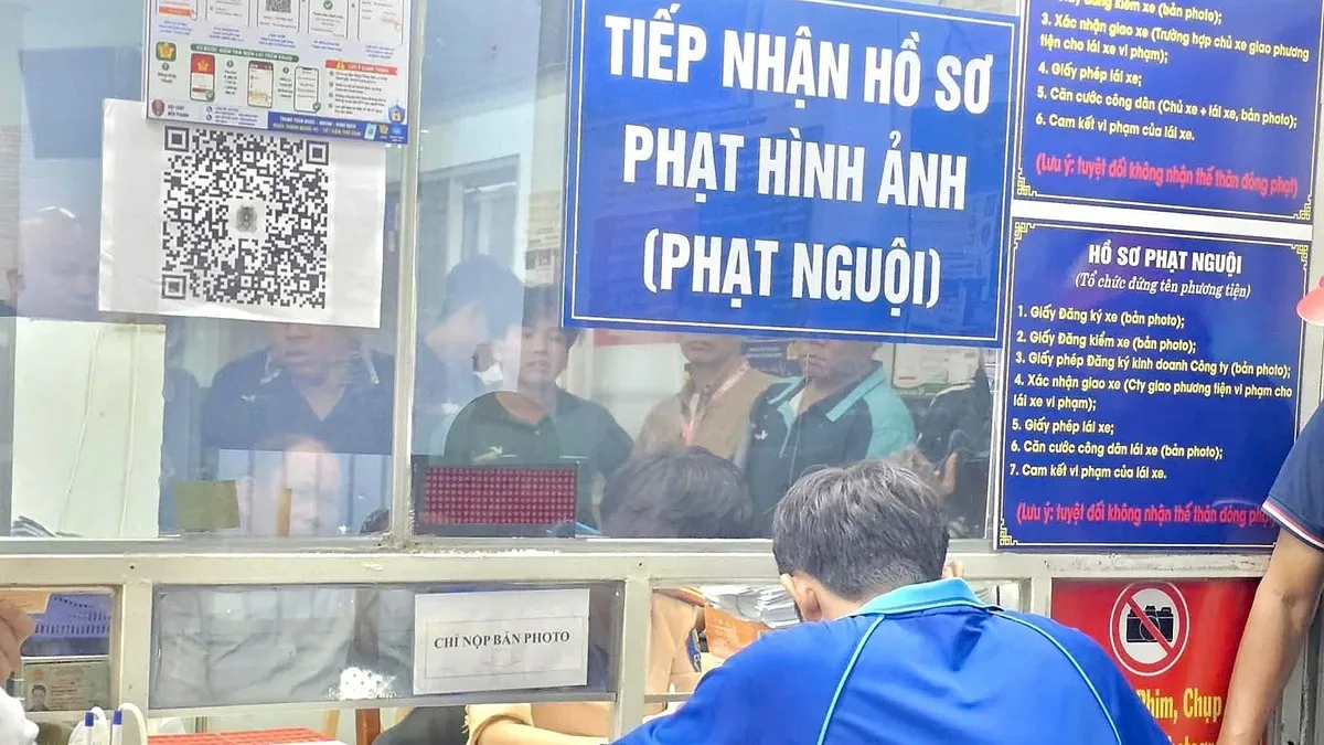 Nộp phạt nguội vi phạm giao thông: Đóng tiền online, vì sao vẫn phải đến trụ sở?