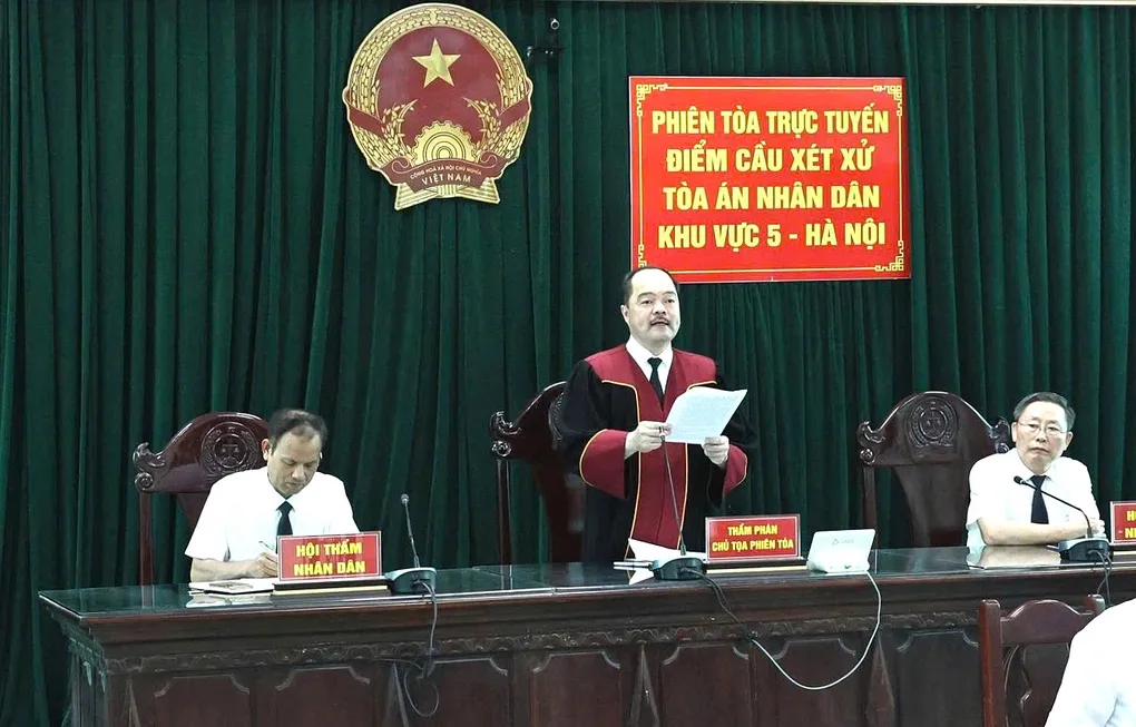 Thẩm phán chủ tọa Vũ Quang Dũng tuyên án chiều 1/7. Ảnh: Danh Lam
