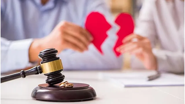 Con gái bị bệnh nặng, mẹ có quyền thay mặt đề nghị tòa cho ly hôn?