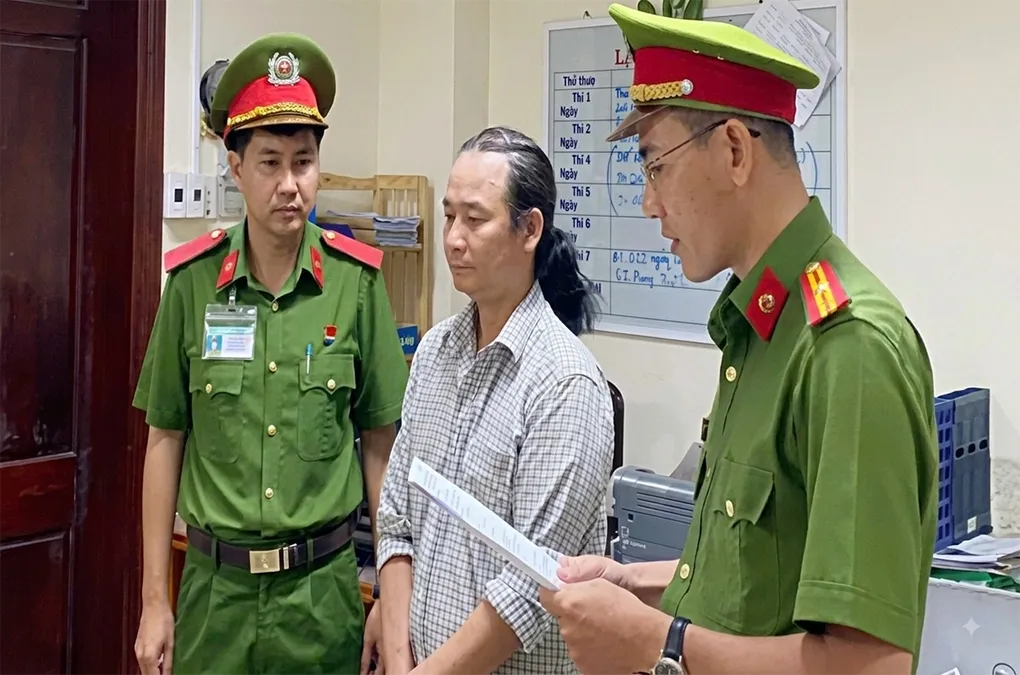 Phạm Văn Tân nghe đọc lệnh khởi tố. Ảnh: Công an Cần Thơ