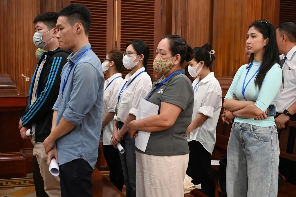 Các bị cáo tại ngoại, có mặt tại trụ sở TAND TP HCM. Ảnh: Phạm Hải