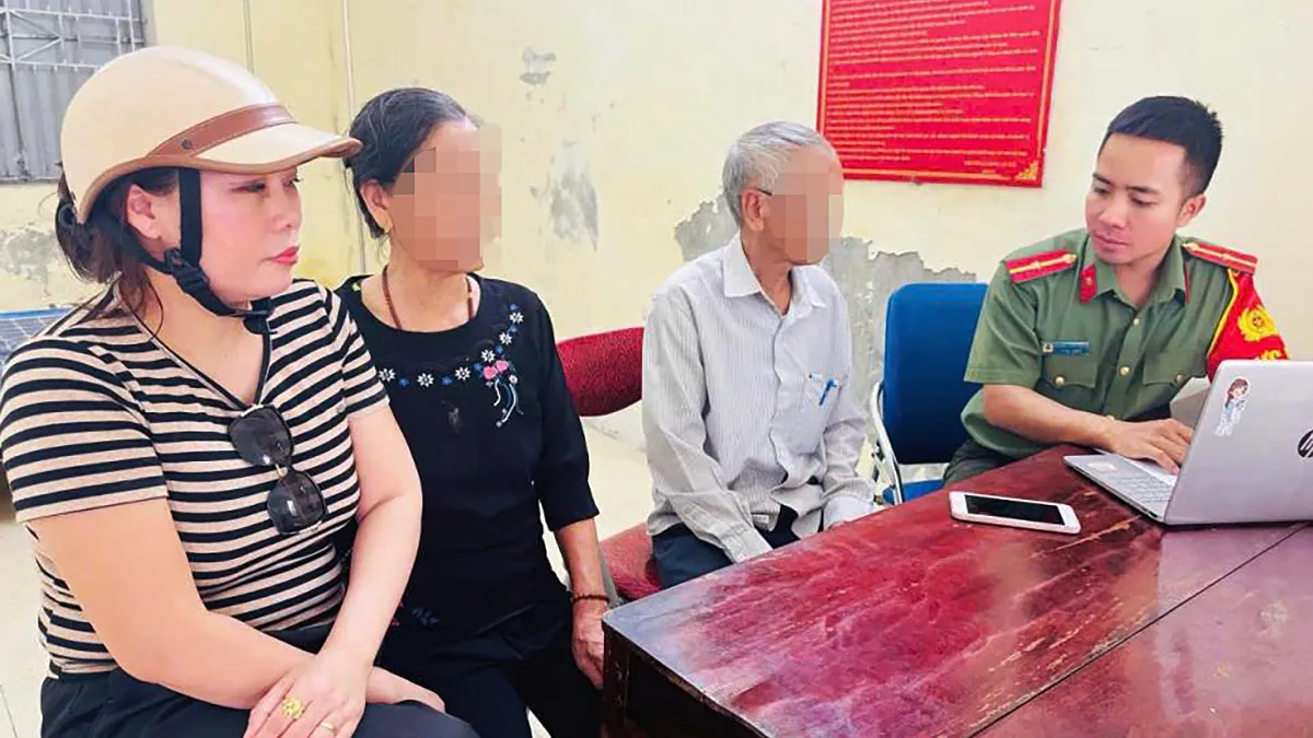 Nghi vợ chồng khách bị lừa đảo, chủ tiệm vàng đưa đến công an