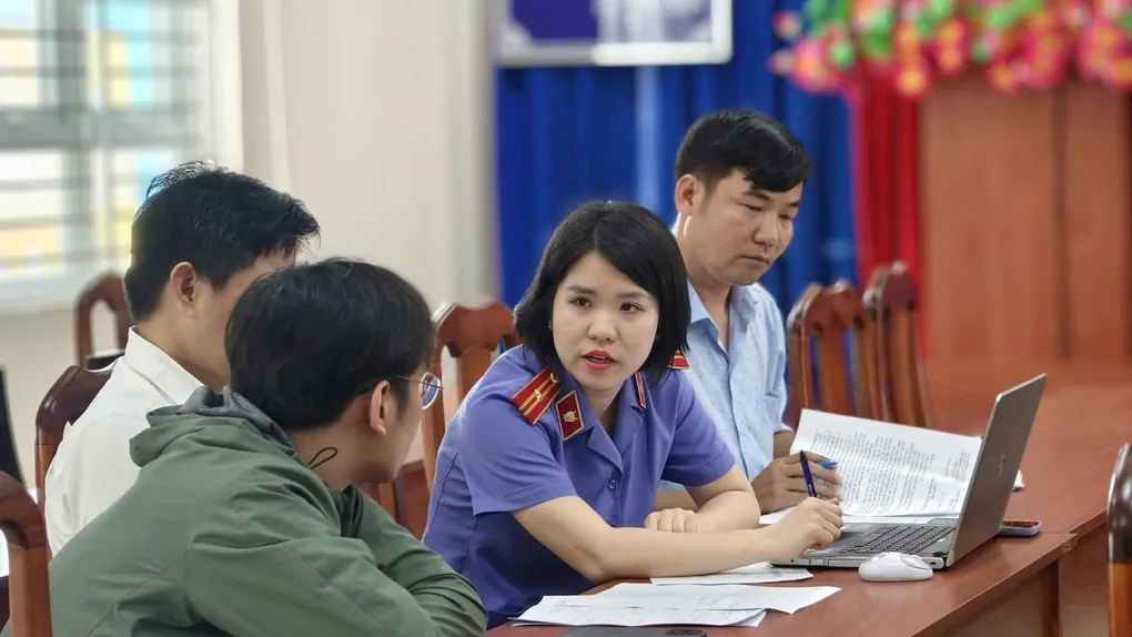 Đại diện Viện kiểm sát làm việc với các doanh nghiệp về các khoản đóng BHXH, bảo hiểm y tế, thất nghiệp cho lao động. Ảnh: An Phương