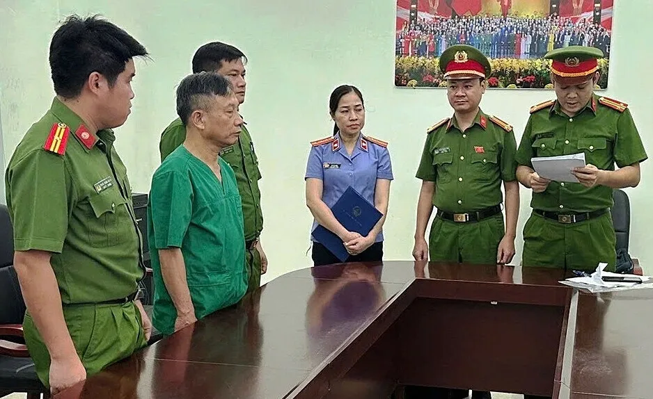 Ông Vũ Văn Trình (thứ 2 từ trái sang) bị khởi tố. Ảnh: Công an Ninh Bình