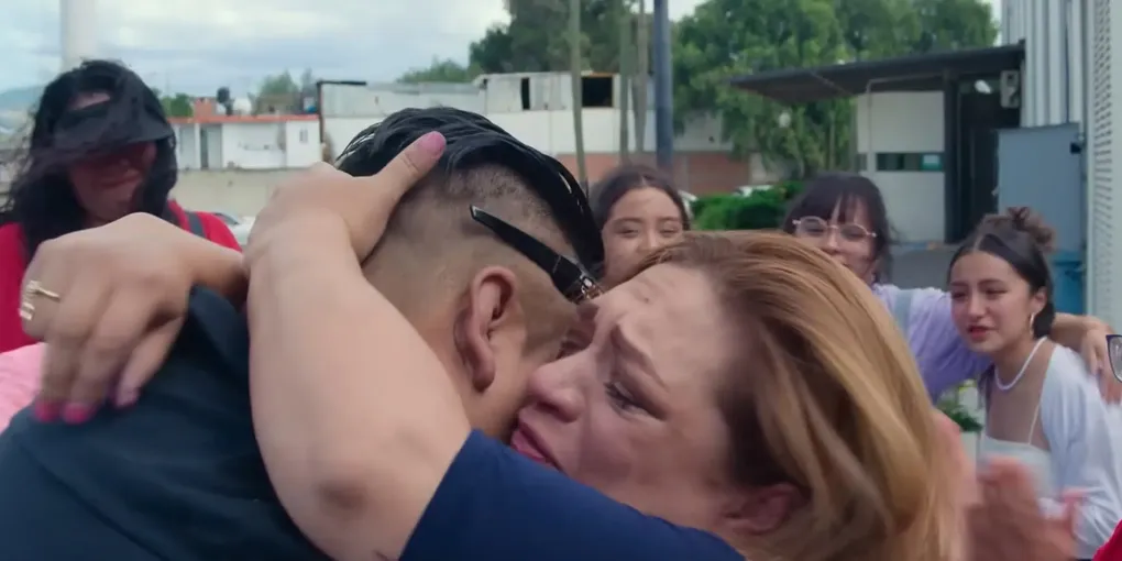 Eleonor Mendoza ôm Arturo Gamiño sau khi ra tù. Ảnh: Netflix