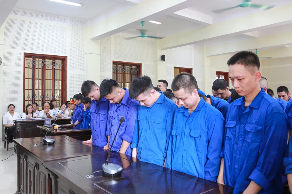 Một số bị cáo nghe tòa tuyên án, chiều 18/8. Ảnh: Đức Hùng