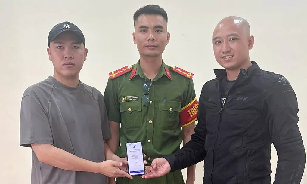 Anh Cường bên trái trả lại 5 tỷ cho anh Quân. Ảnh: Công an xã Hoàn Lão