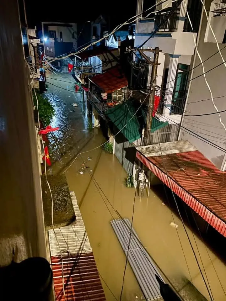 Bão số 4 trút mưa lớn, dân ở Lạng Sơn 'mất ngủ' vì lũ dâng nhanh - Ảnh 3.