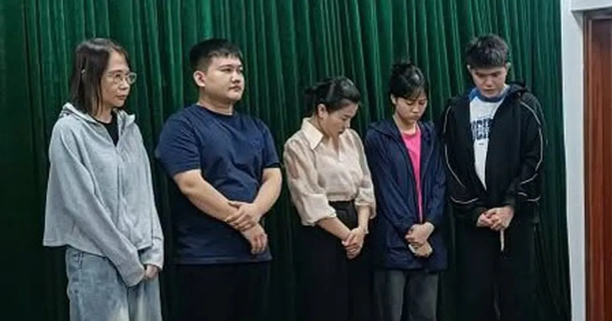 Bắt 5 người giả bác sĩ, 'dọa' khách bệnh nặng để chiếm đoạt hàng tỉ đồng