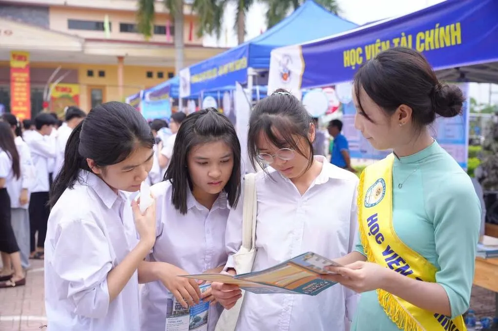 Thí sinh tìm hiểu thông tin tuyển sinh Học viện Tài chính hồi tháng 4. Ảnh: Fanpage trường