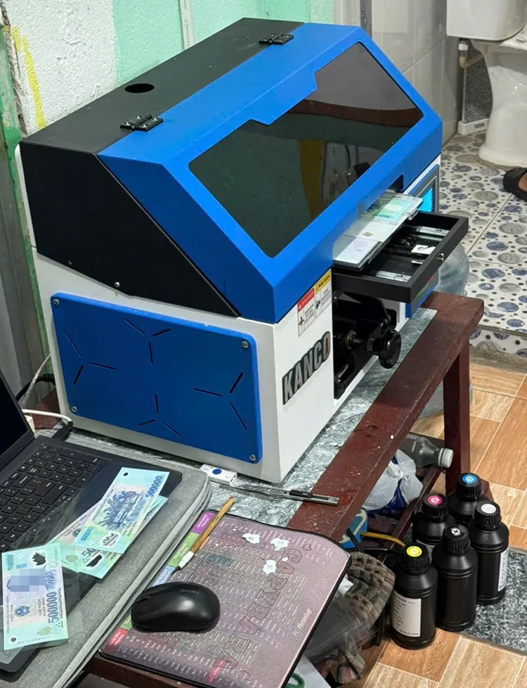 Máy móc in tiền giả được phát hiện tại nhà Huỳnh Quốc Thanh. Ảnh: Công an Cần Thơ