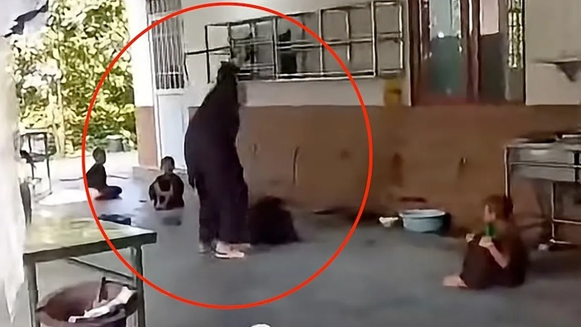 Người đàn ông đánh chú tiểu trong chùa Bầu