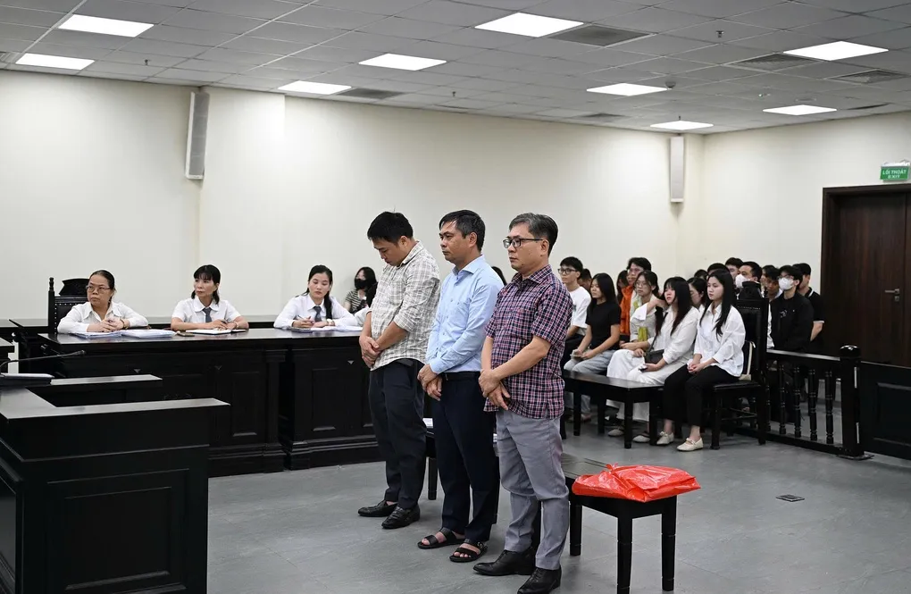 Từ trái qua: bị cáo Sáng, Long, Ngọc tại phiên toà. Ảnh: Danh Lam