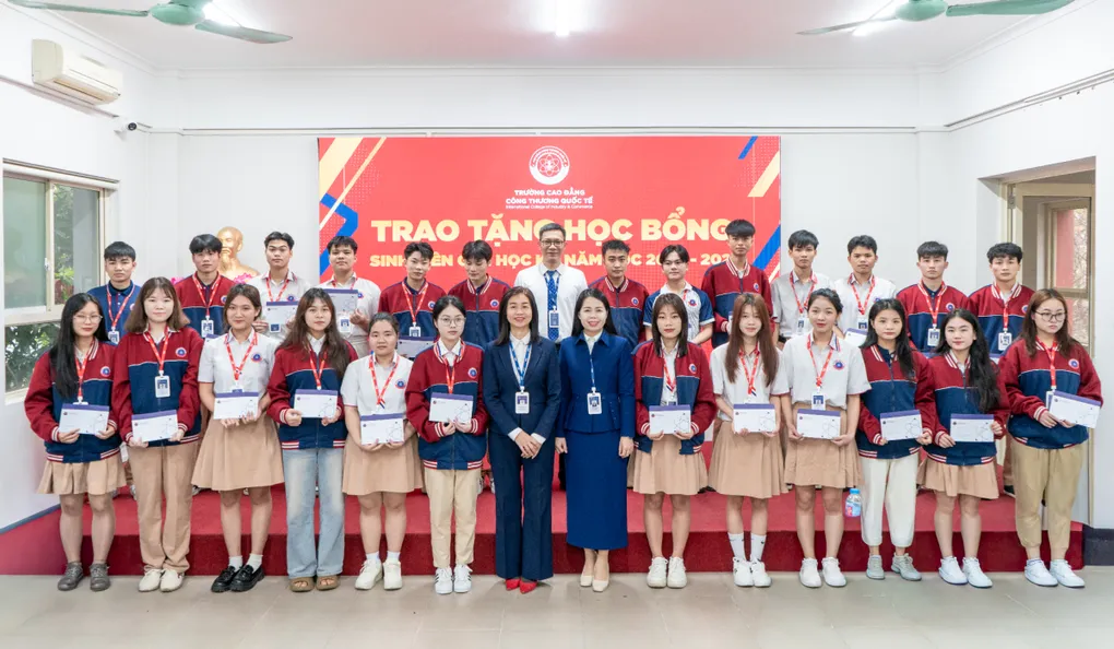 Sinh viên Cao đẳng ICC nhận học bổng. Ảnh: ICC