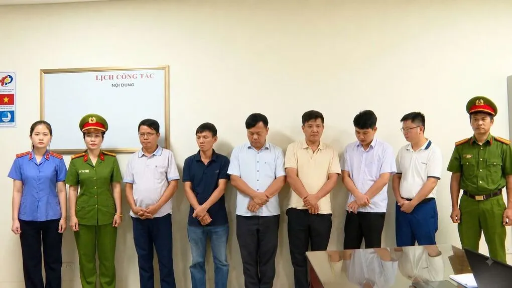 6 bị can vừa bị khởi tố. Ảnh: Lam Sơn