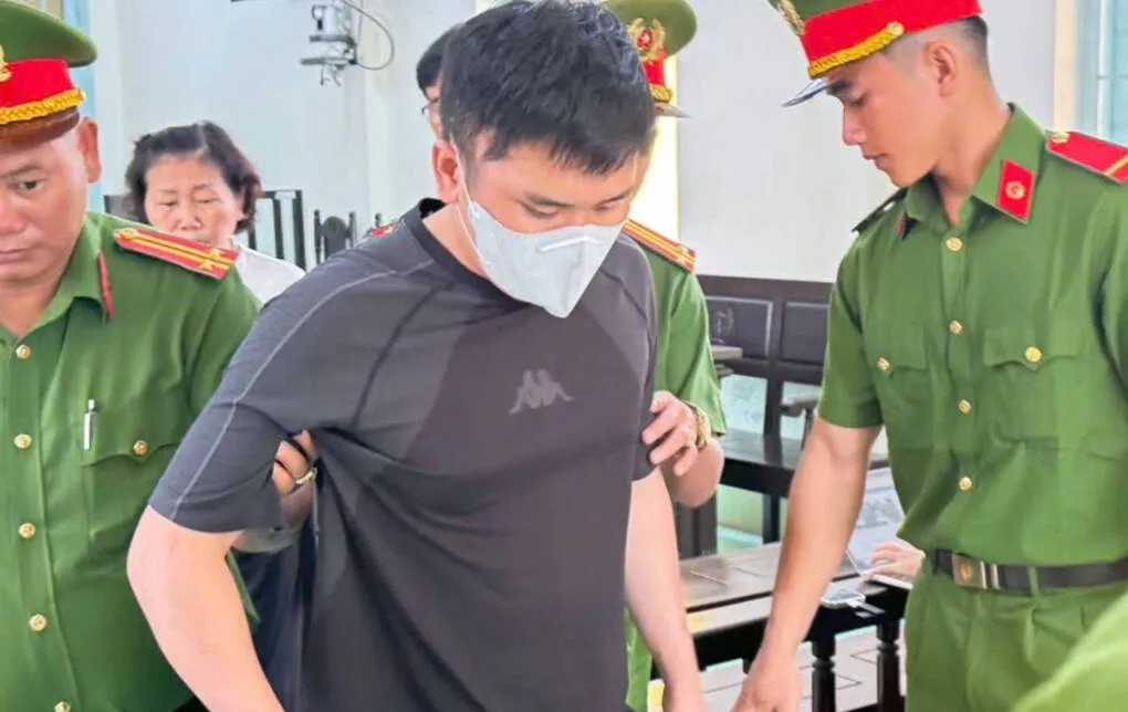 Bị cáo Nguyễn Văn Bảo Trung tại phiên tòa, sáng 28/8. Ảnh: An Bình