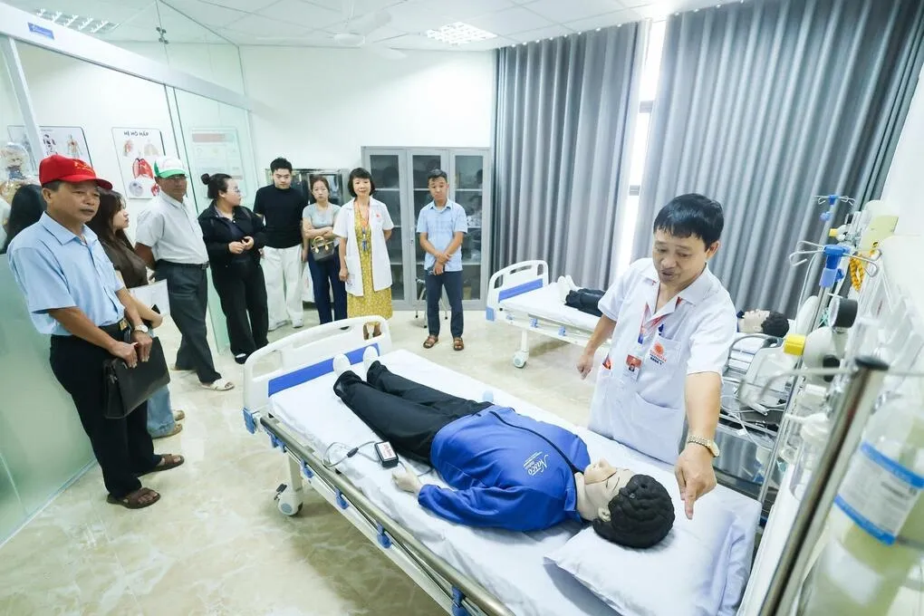 Sinh viên khoa Y trong buổi chia sẻ cùng các giảng viên. Ảnh: DNU