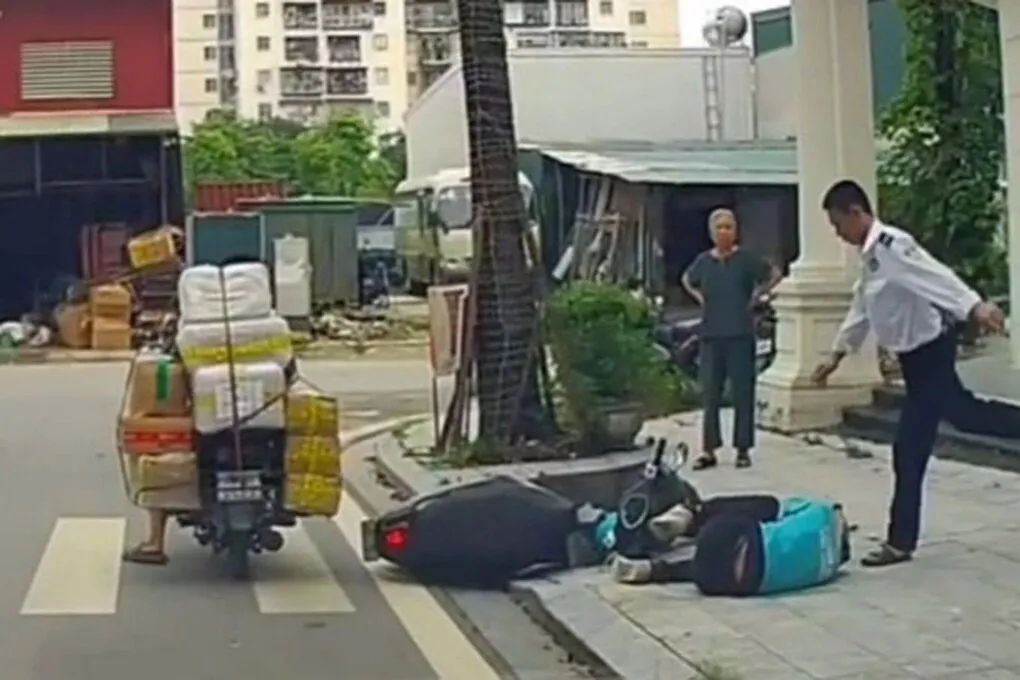 Cảnh hành hung được quay lại. Ảnh: Cắt từ video