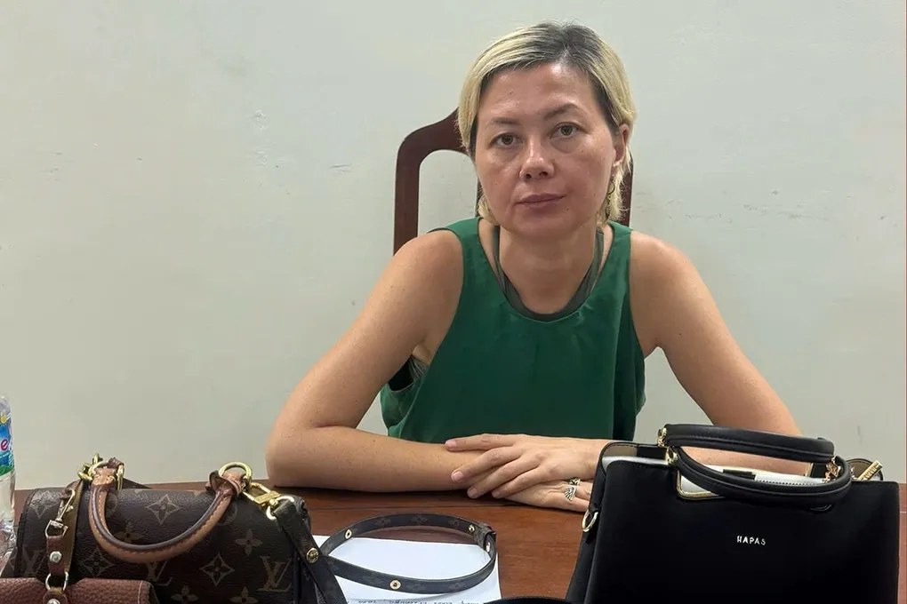 Enola Lugai cùng số tang vật vụ trộm. Ảnh: Thành Huynh