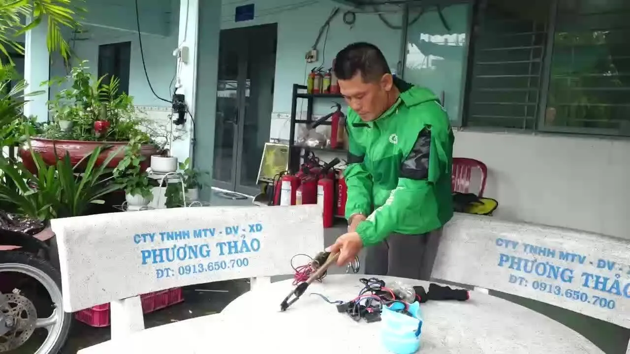 Trộm chó bằng súng điện ở TP HCM, hai người bị bắt