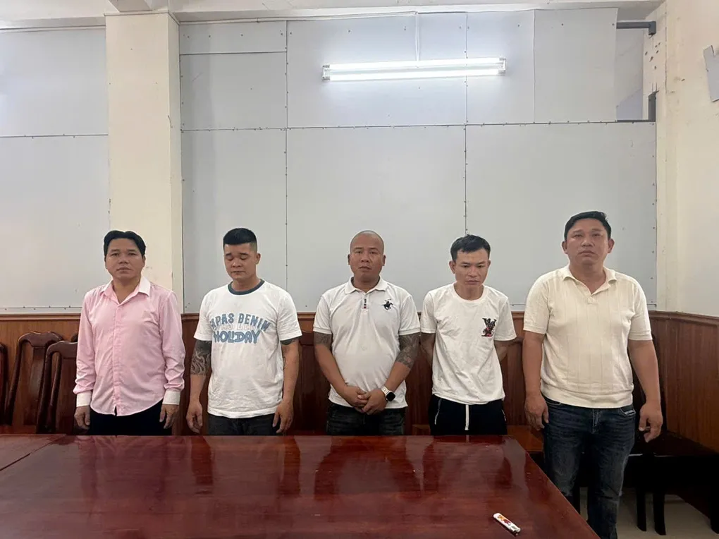 5 bị can vừa bị khởi tố. Ảnh: Thành Huynh
