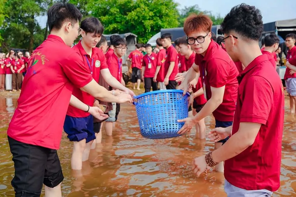 Các thiếu niên đang tham dự khóa tu tại chùa thực hành phóng sinh. Ảnh: Phạm Dự