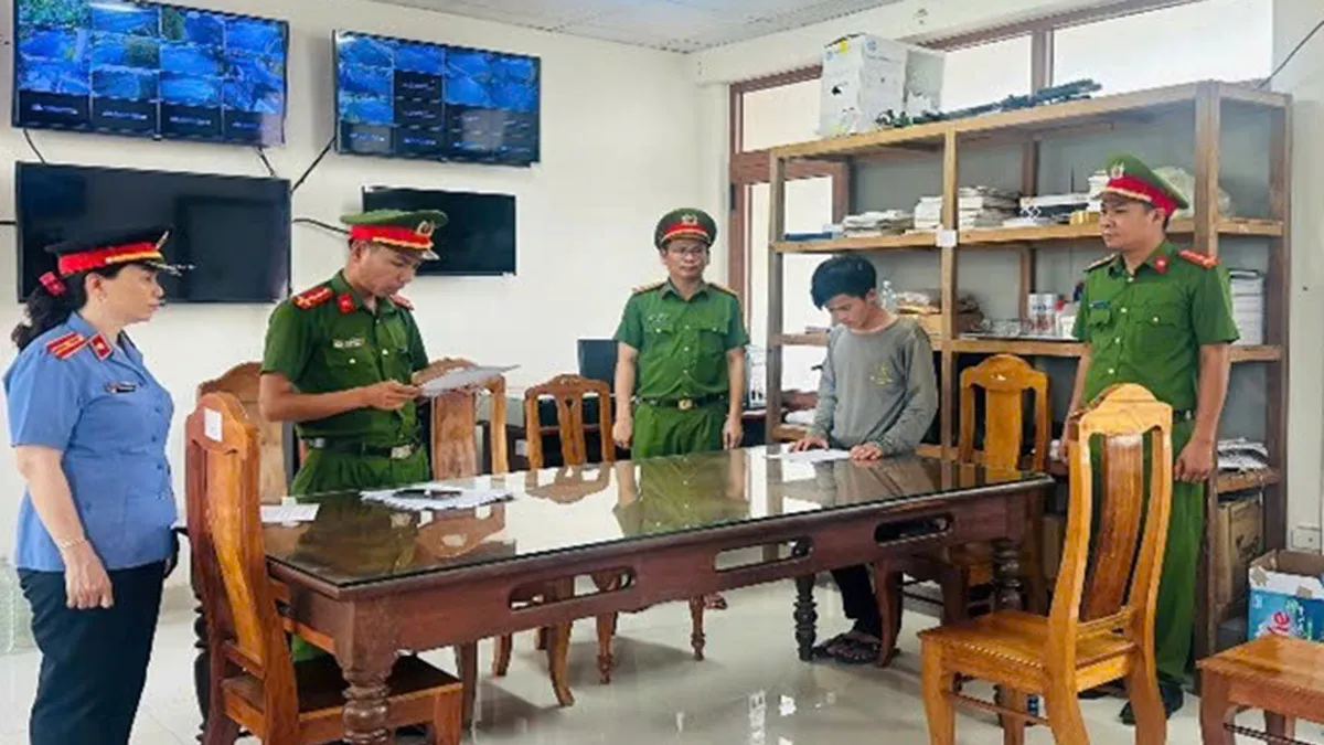 Rao bán ảnh nhạy cảm của người yêu cũ, ép quan hệ tình dục