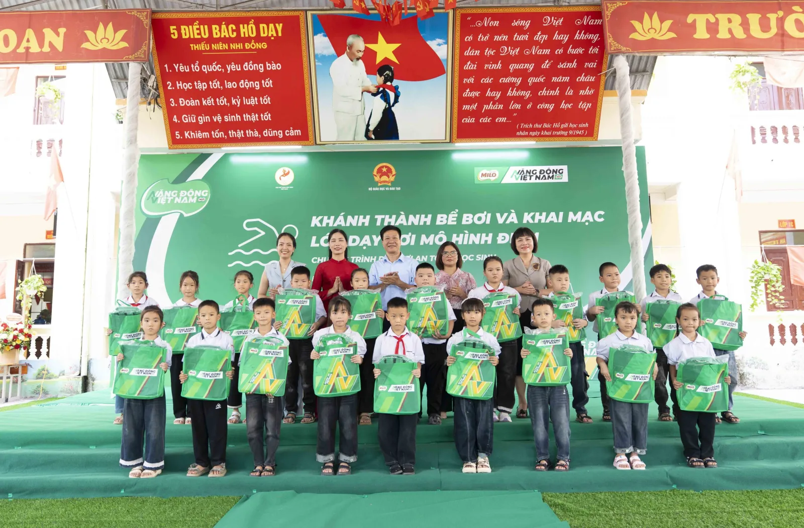Trao tặng bể bơi chất lượng cho trẻ em tại Bắc Ninh - Ảnh 2.