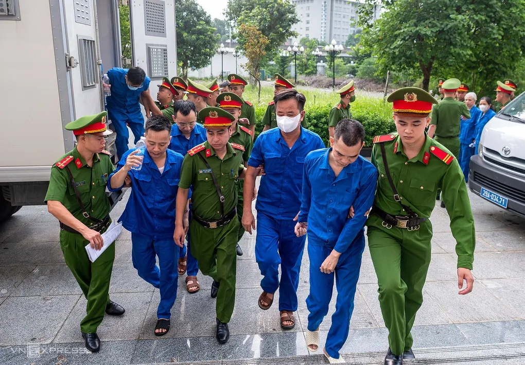 Các bị cáo được dẫn giải tới tòa sáng 18/8. Ảnh: Thế Bằng