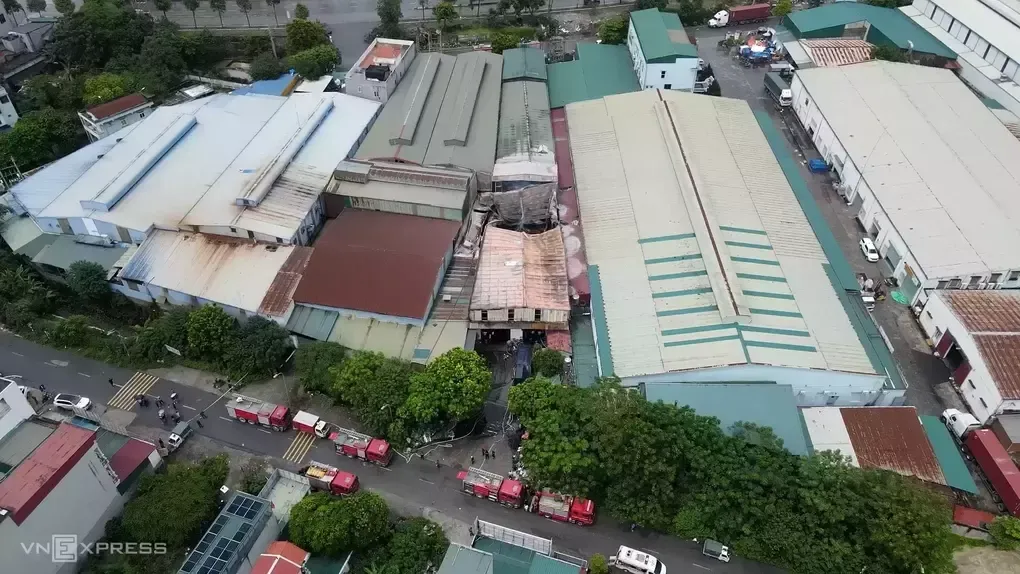 Dãy xưởng mộc ở phường Chương Mỹ bị sập một phần sau vụ cháy khiến ba người chết. Ảnh: Huy Mạnh