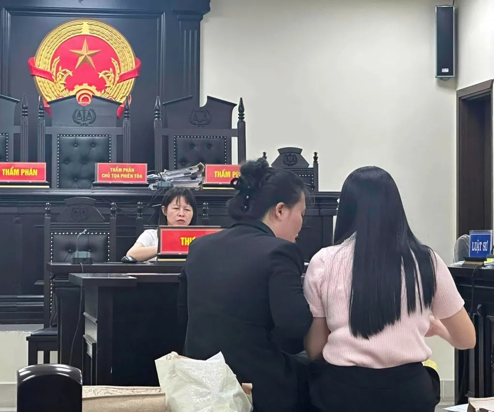 Bị cáo Hằng (phải) trao đổi với luật sư trước phiên phúc thẩm. Ảnh: Danh Lam