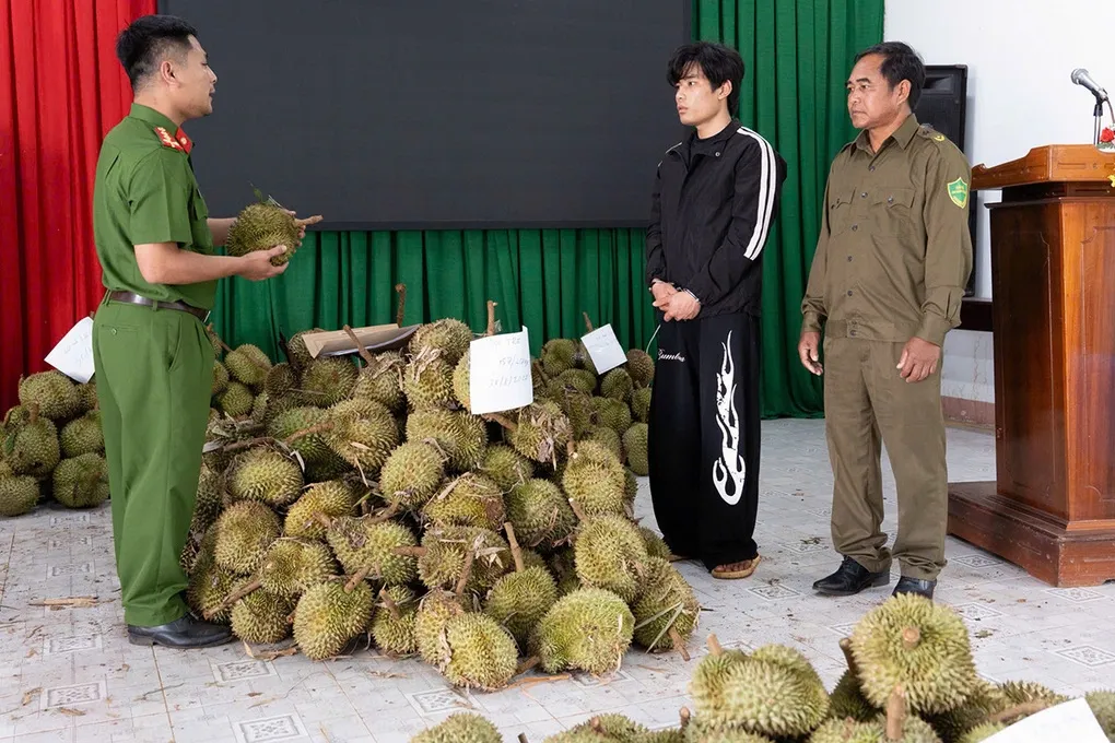Tăng Ngọc Hiền cùng tang vật trộm cắp. Ảnh: Ngọc Oanh