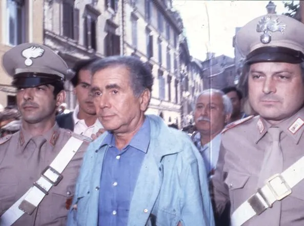 Enzo Tortora bị cảnh sát bắt khi đang ở khách sạn Plaza, Rome, sáng 17/6/1983. Ảnh: Corriere